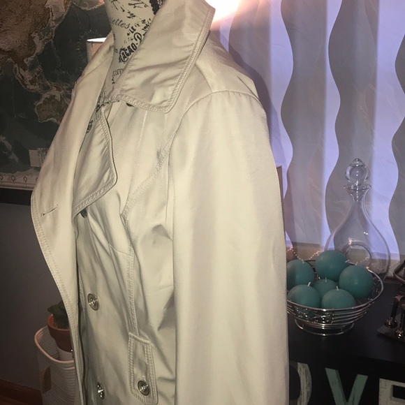 🦋Laundry by Shelli Segal Raincoat🦋 - Picture 4 of 11